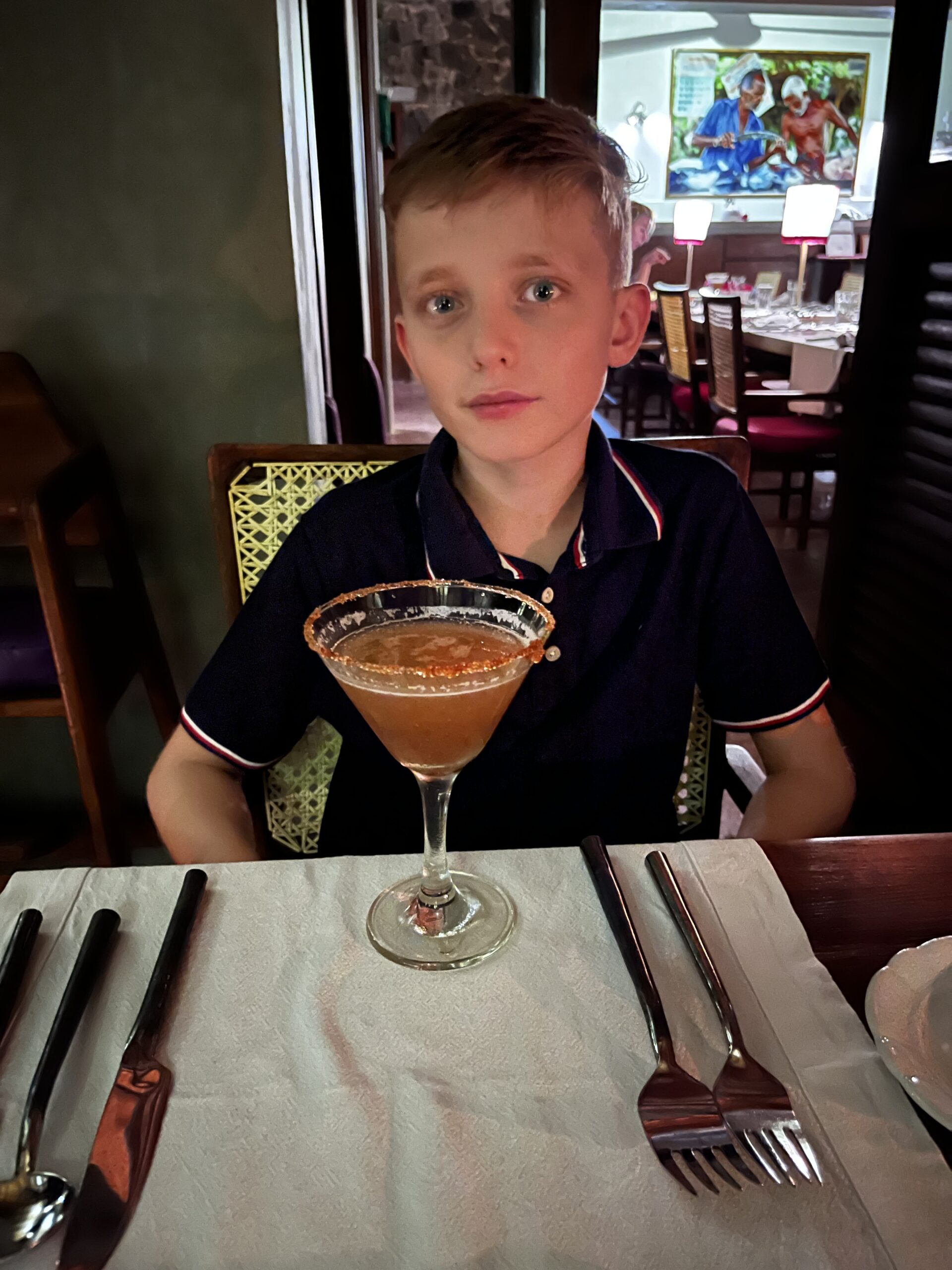 Man får velkomstdrink til aftensmad. Helse cocktail.